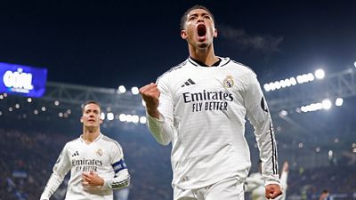 A jogada do terceiro gol do Madrid: um passe longo de Vini Jr., Bellingham dribla na área e finaliza com precisão de pé esquerdo.