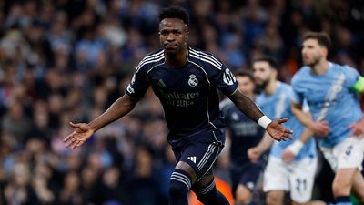 Às quartas da Champions com dois gols de Vini Jr.