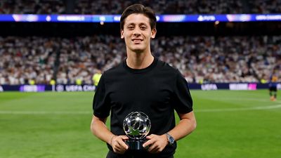 Arda Güler recebe o prêmio de Jogador Revelação da Champions League 2025/26