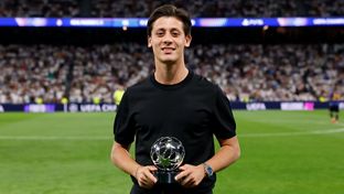 Arda Güler recoge el premio al Jugador Revelación de la Champions League 2025/26