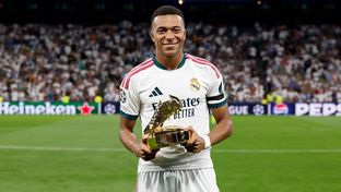 Mbappé recibe el trofeo al máximo goleador de la Champions League 2025/26