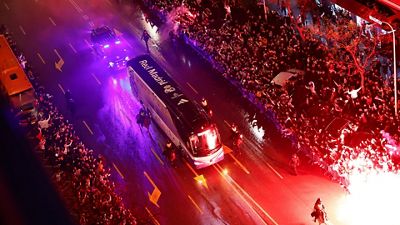 Espectacular recibimiento al Real Madrid antes del derbi de octavos de la Champions