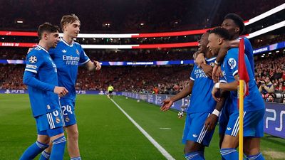 Real Madrid oslavuje Viniciusov gól.