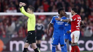 El árbitro activó el protocolo antirracismo por insultos a Vini Jr