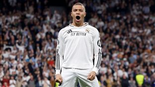 Le spectaculaire triplé de Mbappé qui a offert la qualification