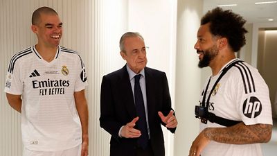Club president greets the legends at the Corazón Classic Match