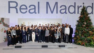 サッカーとバスケットボールのメンバーがクリスマス昼食会を開催