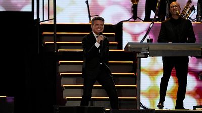 El Bernabéu disfruta con los dos conciertos de Luis Miguel, en los que colabora con la Fundación Real Madrid