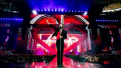 Manuel Carrasco emociona al Bernabéu con ‘La última flecha’