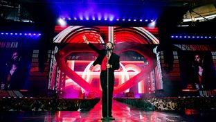 Manuel Carrasco delights the Bernabéu with ‘La última flecha’