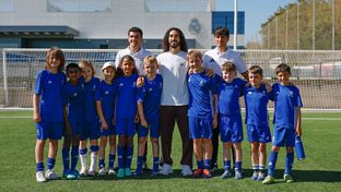 Cucurella saluda a los participantes australianos del clínic de la Fundación Real Madrid 
