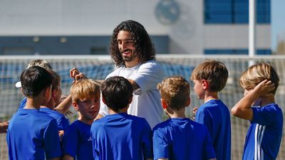 Cucurella saluda a los participantes australianos del clínic de la Fundación Real Madrid 