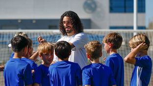 Cucurella saluda a los participantes australianos del clínic de la Fundación Real Madrid 