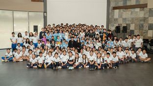 Zamorano shares a day with the beneficiaries of the Real Madrid Foundation's social sports schools in Mexico