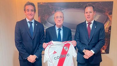 リーベル・プレートの会長がベルナベウの来賓席に