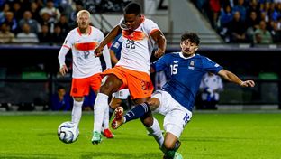 2-2: Dumfries, titular en el empate de Países Bajos frente a Grecia