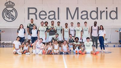 El primer equipo de baloncesto, con la Escuela Sensorial de la Fundación