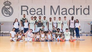 El primer equipo de baloncesto, con la Escuela Sensorial de la Fundación