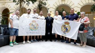 Roberto Carlos, con las peñas madridistas de Hungría