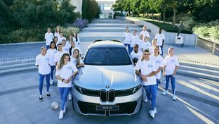 BMW España entrega los vehículos oficiales al primer equipo femenino