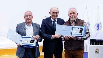 O Real Madrid entrega as insígnias de ouro e brilhantes e de ouro