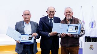 O Real Madrid entrega as insígnias de ouro e brilhantes e de ouro