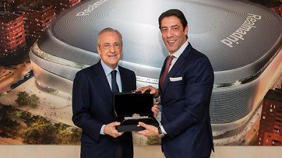 Gift exchange before the Real Madrid-Benfica match