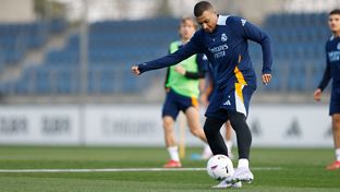 More international stars return to training