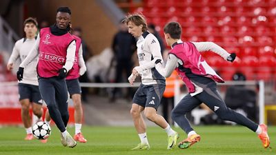 الفريق يتدرب في أنفيلد