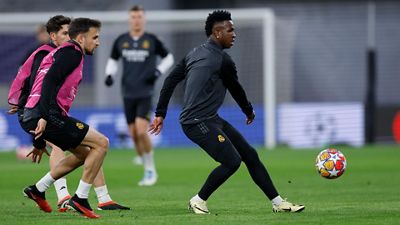 الفريق يتدرب في أر بي أرينا