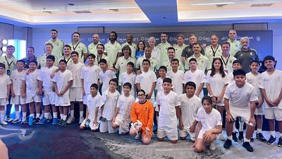 Las leyendas del Real Madrid, con los niños de las escuelas sociodeportivas en El Salvador