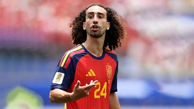 3-0: España se clasifica para octavos de final con dos asistencias de Cucurella