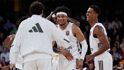 El triplazo de Okeke desde su campo para cerrar el primer cuarto