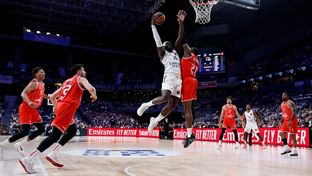 102-75: Exhibición y a un triunfo de la Final Four