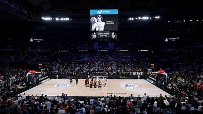 Minuto de silencio en el Movistar Arena por Vicente Paniagua