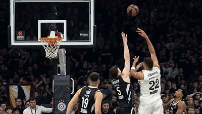 La canasta ganadora de Tavares contra el Partizán