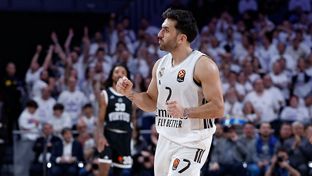 El triple espectacular de Campazzo para cerrar el primer tiempo