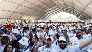Ambiente espectacular en la Fan Zone del Real Madrid en Sevilla