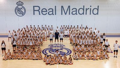 Felipe Reyes, con los participantes del XVII campus sociodeportivo de la Fundación Real Madrid