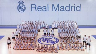 Felipe Reyes visita el campus de baloncesto de la Fundación Real Madrid