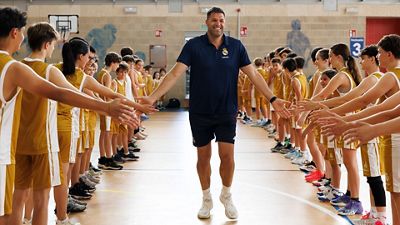 Felipe Reyes, con los participantes del campus urbano de la Fundación Real Madrid