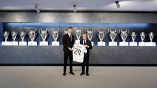 Huijsen signs his contract with Real Madrid
