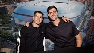 Courtois y Brahim, protagonistas en la sesión de firmas en Granada