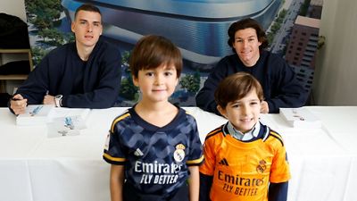 Lunin y Fran García, protagonistas en la sesión de firmas en Cartagena