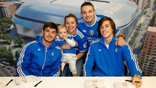 Brahim y Carreras, protagonistas en la sesión de firmas en Bilbao