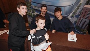 Courtois y Arda Güler protagonistas en la sesión de firmas en Girona
