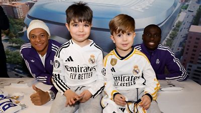 Mbappé and Mendy lead the autograph signing session in Pamplona
