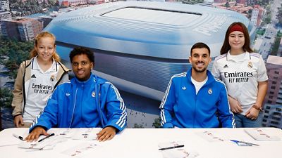 Rodrygo y Ceballos, protagonistas en la sesión de firmas en Vitoria