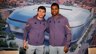 Rodrygo y Fran García, protagonistas en la sesión de firmas en Sevilla