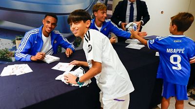 Huijsen y Trent, protagonistas en la sesión de firmas en San Sebastián
